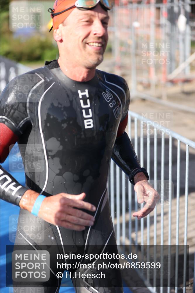 25.08.2024 - Elbe Triathlon Hamburg H.Heesch http://msf.ph/oto/6859599 25.08.2024 09:11:47 Schwimmen 424 meine-sportfotos.de