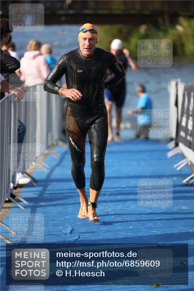 25.08.2024 - Elbe Triathlon Hamburg H.Heesch http://msf.ph/oto/6859609 25.08.2024 09:13:16 Schwimmen 220, 410, 443 meine-sportfotos.de
