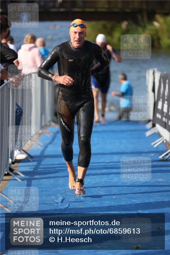 25.08.2024 - Elbe Triathlon Hamburg H.Heesch http://msf.ph/oto/6859613 25.08.2024 09:13:16 Schwimmen 220, 410, 443 meine-sportfotos.de