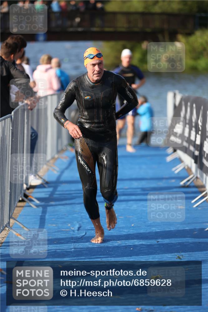 25.08.2024 - Elbe Triathlon Hamburg H.Heesch http://msf.ph/oto/6859628 25.08.2024 09:13:16 Schwimmen 220, 410, 443 meine-sportfotos.de