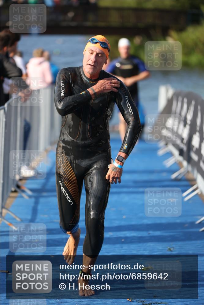 25.08.2024 - Elbe Triathlon Hamburg H.Heesch http://msf.ph/oto/6859642 25.08.2024 09:13:17 Schwimmen 220, 410, 443 meine-sportfotos.de