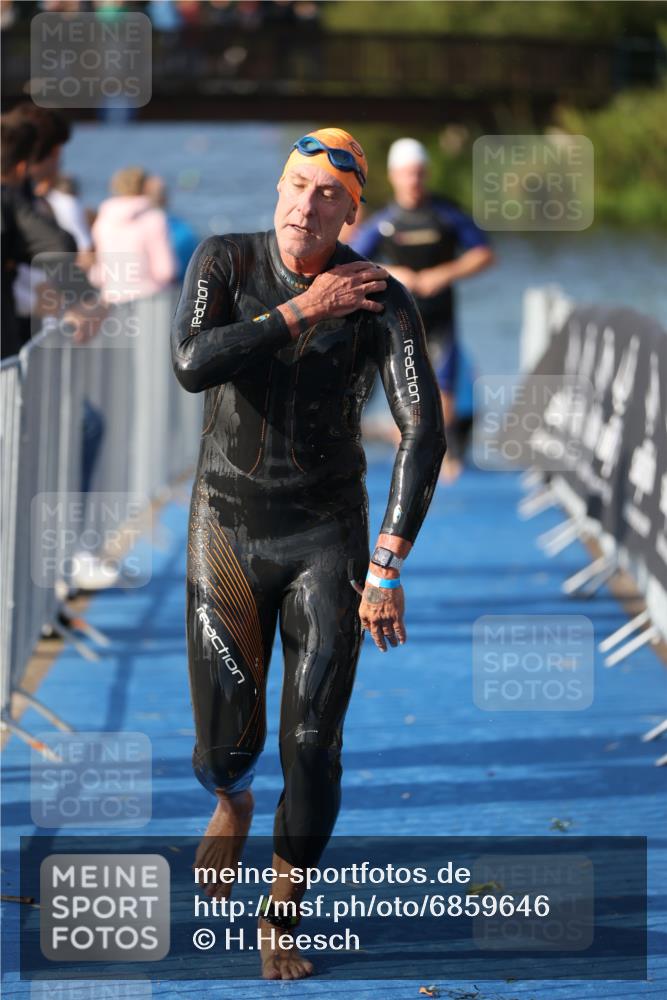 25.08.2024 - Elbe Triathlon Hamburg H.Heesch http://msf.ph/oto/6859646 25.08.2024 09:13:17 Schwimmen 220, 410, 443 meine-sportfotos.de