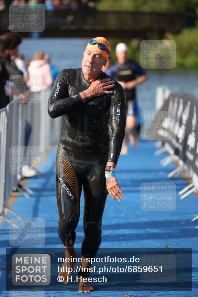 25.08.2024 - Elbe Triathlon Hamburg H.Heesch http://msf.ph/oto/6859651 25.08.2024 09:13:17 Schwimmen 220, 410, 443 meine-sportfotos.de