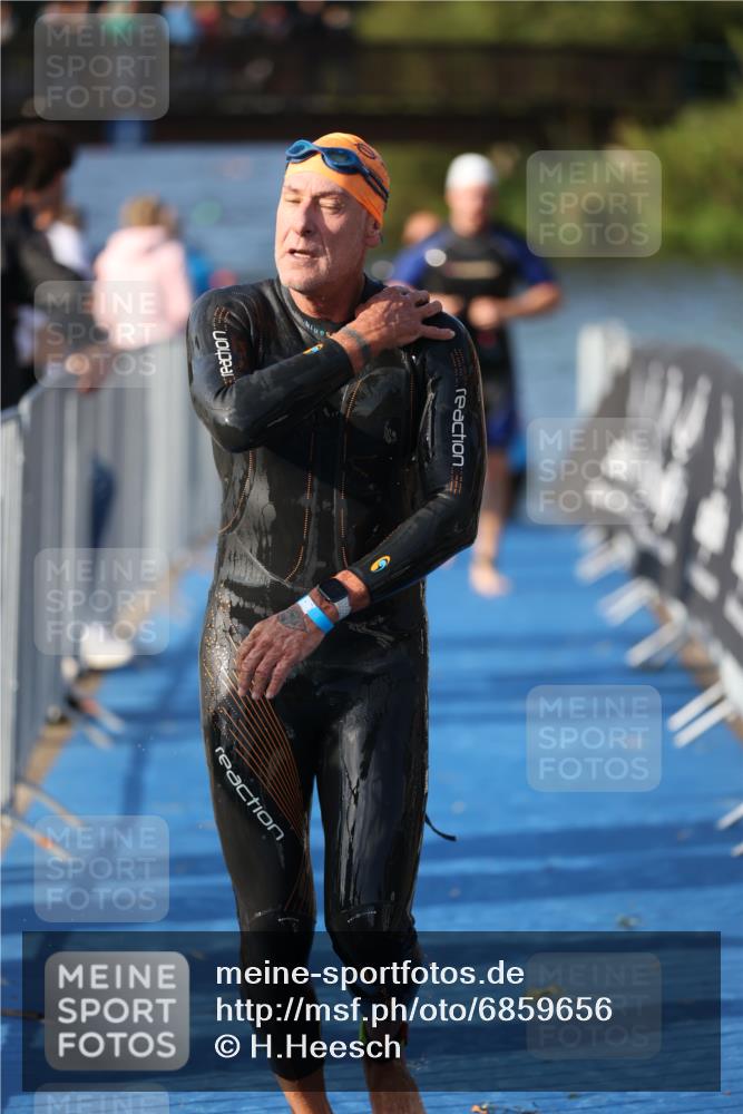 25.08.2024 - Elbe Triathlon Hamburg H.Heesch http://msf.ph/oto/6859656 25.08.2024 09:13:18 Schwimmen 220, 342, 410, 443 meine-sportfotos.de