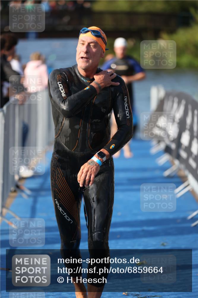 25.08.2024 - Elbe Triathlon Hamburg H.Heesch http://msf.ph/oto/6859664 25.08.2024 09:13:18 Schwimmen 220, 342, 410, 443 meine-sportfotos.de
