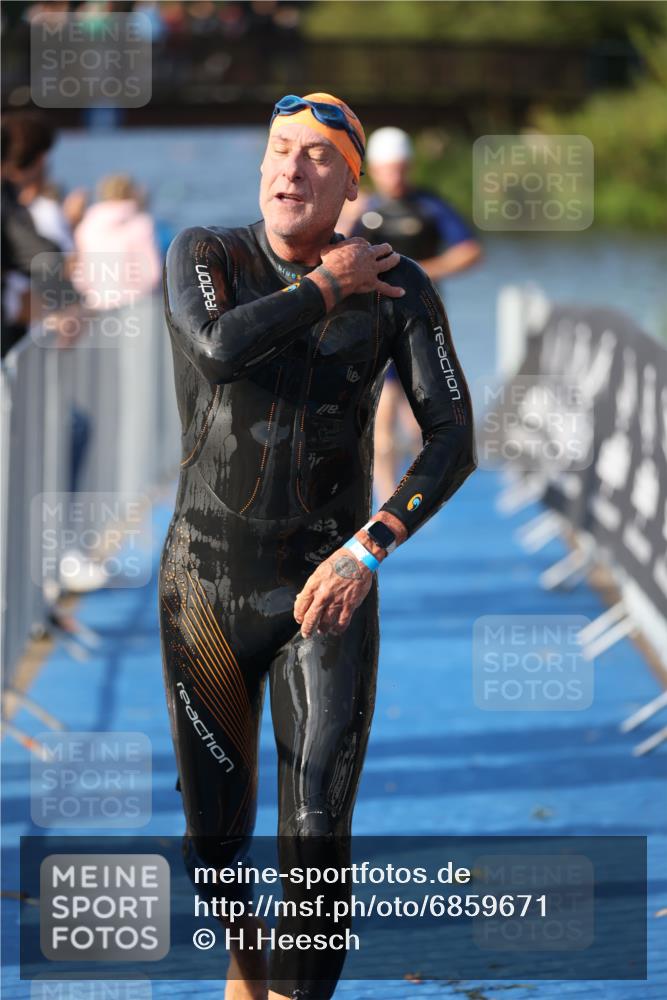 25.08.2024 - Elbe Triathlon Hamburg H.Heesch http://msf.ph/oto/6859671 25.08.2024 09:13:18 Schwimmen 220, 342, 410, 443 meine-sportfotos.de