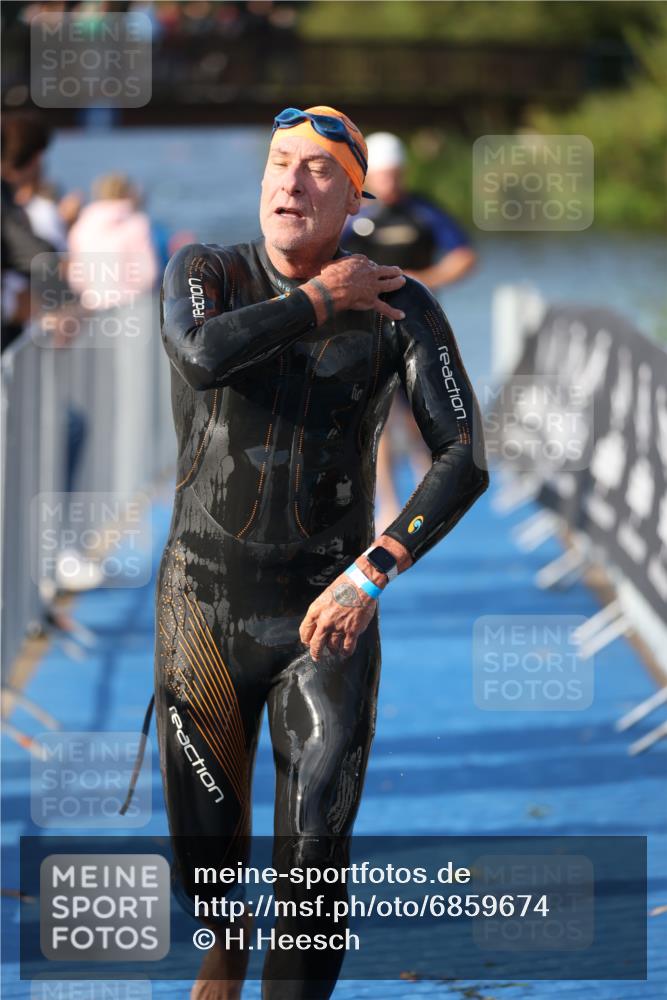 25.08.2024 - Elbe Triathlon Hamburg H.Heesch http://msf.ph/oto/6859674 25.08.2024 09:13:18 Schwimmen 220, 342, 410, 443 meine-sportfotos.de
