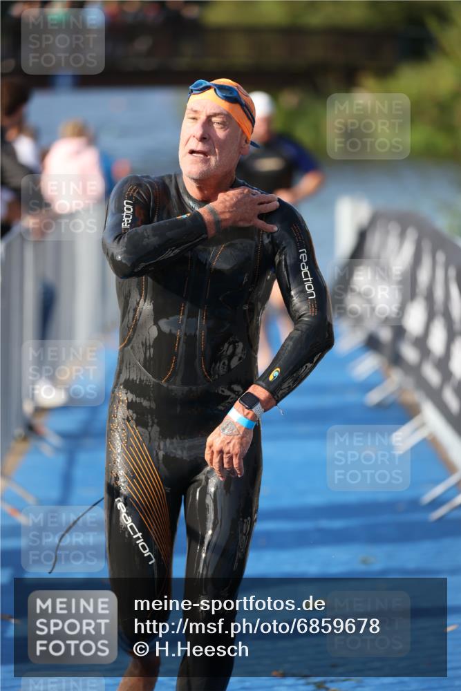 25.08.2024 - Elbe Triathlon Hamburg H.Heesch http://msf.ph/oto/6859678 25.08.2024 09:13:18 Schwimmen 220, 342, 410, 443 meine-sportfotos.de