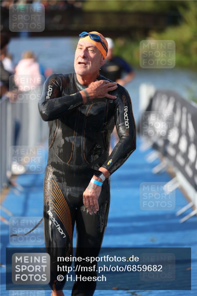 25.08.2024 - Elbe Triathlon Hamburg H.Heesch http://msf.ph/oto/6859682 25.08.2024 09:13:18 Schwimmen 220, 342, 410, 443 meine-sportfotos.de