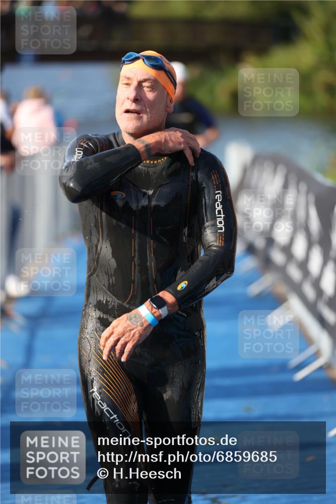25.08.2024 - Elbe Triathlon Hamburg H.Heesch http://msf.ph/oto/6859685 25.08.2024 09:13:18 Schwimmen 220, 342, 410, 443 meine-sportfotos.de