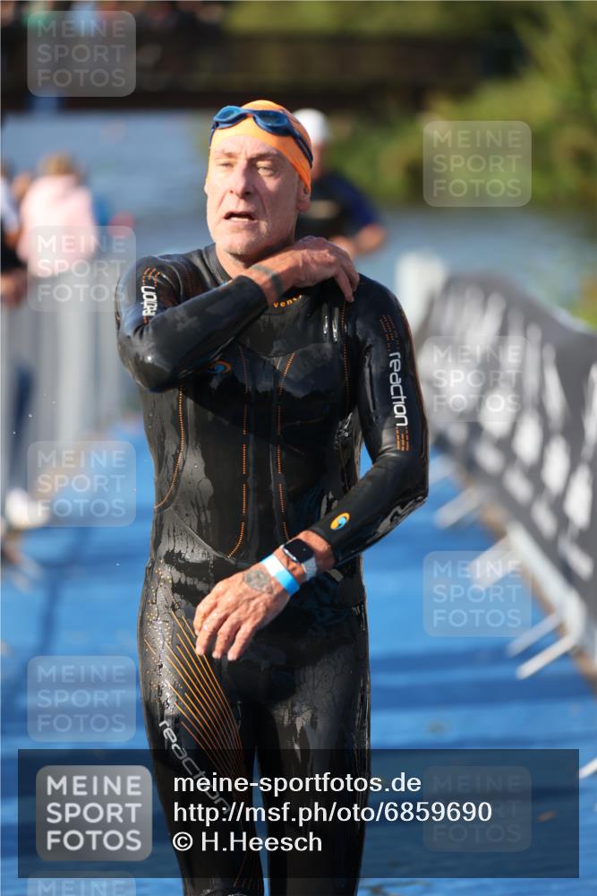 25.08.2024 - Elbe Triathlon Hamburg H.Heesch http://msf.ph/oto/6859690 25.08.2024 09:13:18 Schwimmen 220, 342, 410, 443 meine-sportfotos.de