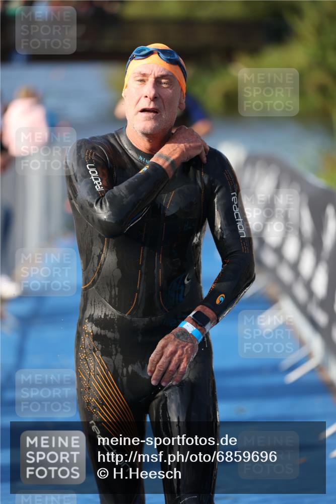 25.08.2024 - Elbe Triathlon Hamburg H.Heesch http://msf.ph/oto/6859696 25.08.2024 09:13:18 Schwimmen 220, 342, 410, 443 meine-sportfotos.de