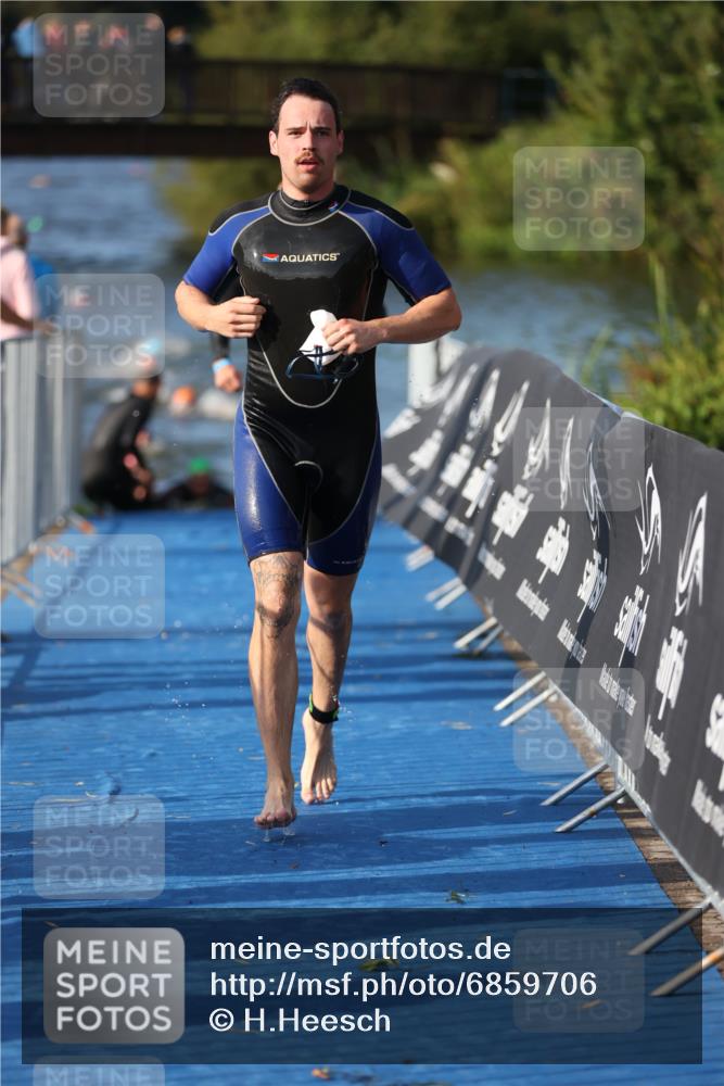 25.08.2024 - Elbe Triathlon Hamburg H.Heesch http://msf.ph/oto/6859706 25.08.2024 09:13:20 Schwimmen 220, 342, 410, 443 meine-sportfotos.de