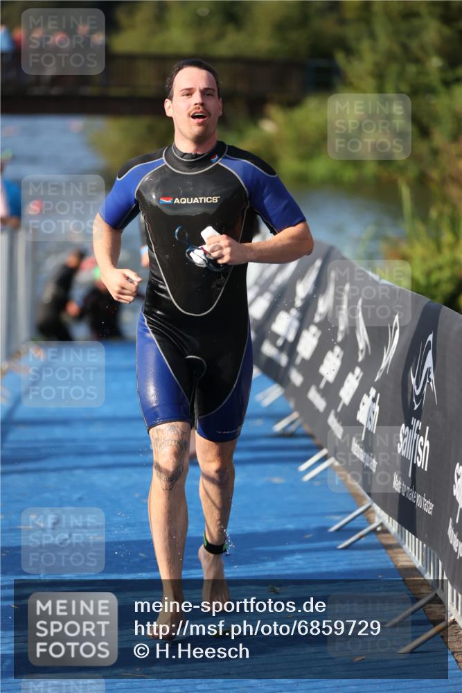 25.08.2024 - Elbe Triathlon Hamburg H.Heesch http://msf.ph/oto/6859729 25.08.2024 09:13:21 Schwimmen 220, 342, 410, 443 meine-sportfotos.de