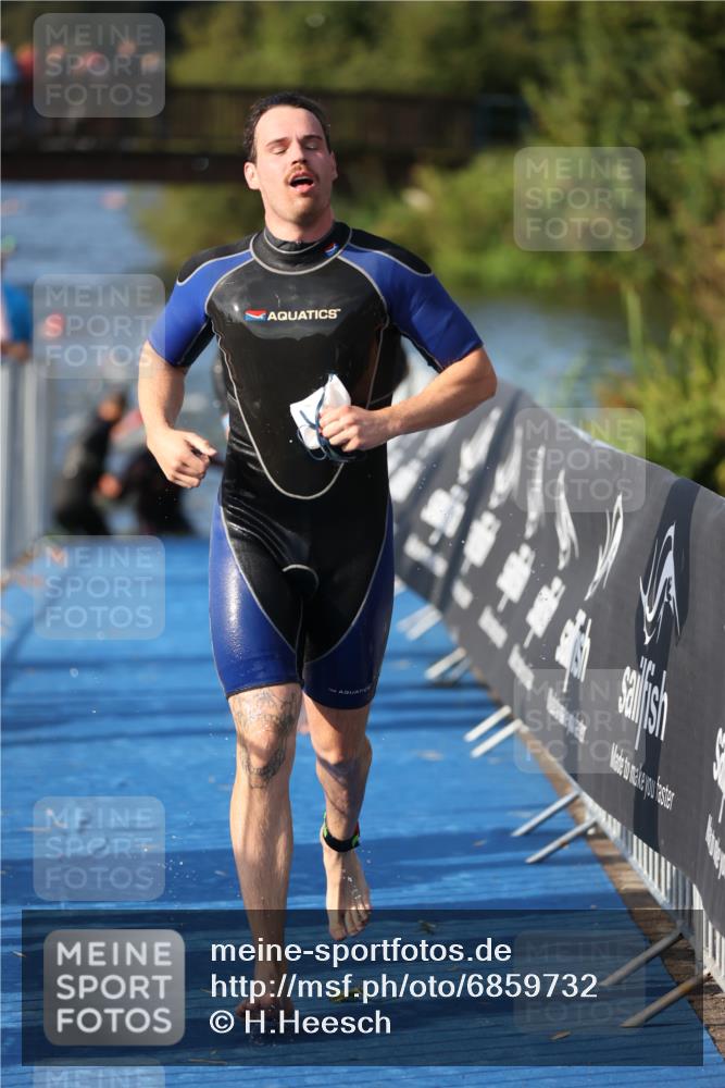 25.08.2024 - Elbe Triathlon Hamburg H.Heesch http://msf.ph/oto/6859732 25.08.2024 09:13:21 Schwimmen 220, 342, 410, 443 meine-sportfotos.de