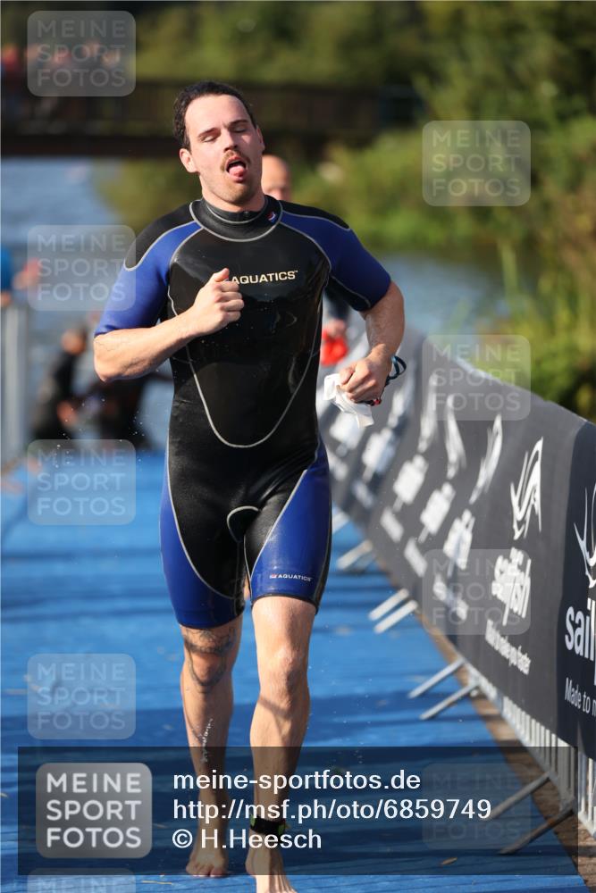 25.08.2024 - Elbe Triathlon Hamburg H.Heesch http://msf.ph/oto/6859749 25.08.2024 09:13:21 Schwimmen 220, 342, 410, 443 meine-sportfotos.de
