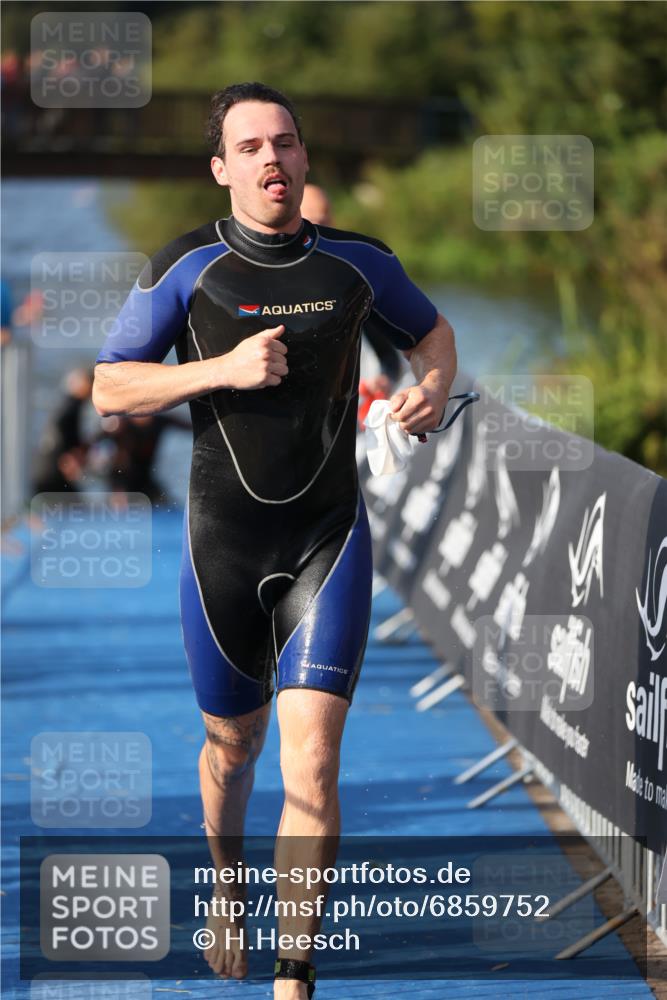 25.08.2024 - Elbe Triathlon Hamburg H.Heesch http://msf.ph/oto/6859752 25.08.2024 09:13:21 Schwimmen 220, 342, 410, 443 meine-sportfotos.de