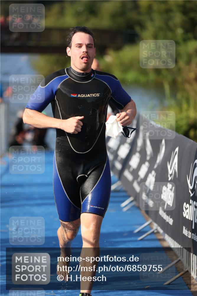 25.08.2024 - Elbe Triathlon Hamburg H.Heesch http://msf.ph/oto/6859755 25.08.2024 09:13:21 Schwimmen 220, 342, 410, 443 meine-sportfotos.de