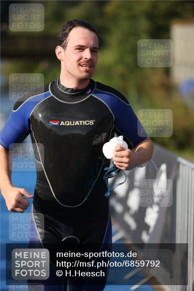 25.08.2024 - Elbe Triathlon Hamburg H.Heesch http://msf.ph/oto/6859792 25.08.2024 09:13:22 Schwimmen 220, 340, 342, 410, 443 meine-sportfotos.de