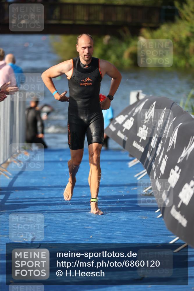 25.08.2024 - Elbe Triathlon Hamburg H.Heesch http://msf.ph/oto/6860120 25.08.2024 09:14:03 Schwimmen 349, 367, 408, 420, 440 meine-sportfotos.de
