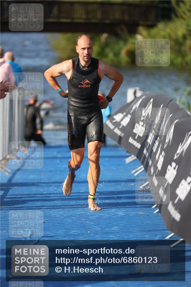 25.08.2024 - Elbe Triathlon Hamburg H.Heesch http://msf.ph/oto/6860123 25.08.2024 09:14:03 Schwimmen 349, 367, 408, 420, 440 meine-sportfotos.de