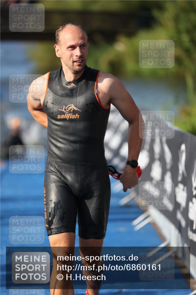 25.08.2024 - Elbe Triathlon Hamburg H.Heesch http://msf.ph/oto/6860161 25.08.2024 09:14:05 Schwimmen 349, 367, 408, 420, 440 meine-sportfotos.de