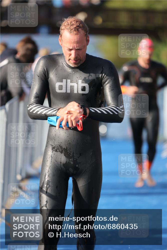25.08.2024 - Elbe Triathlon Hamburg H.Heesch http://msf.ph/oto/6860435 25.08.2024 09:14:33 Schwimmen 338, 404, 414, 415, 419, 465 meine-sportfotos.de