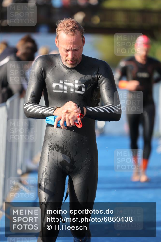 25.08.2024 - Elbe Triathlon Hamburg H.Heesch http://msf.ph/oto/6860438 25.08.2024 09:14:33 Schwimmen 338, 404, 414, 415, 419, 465 meine-sportfotos.de