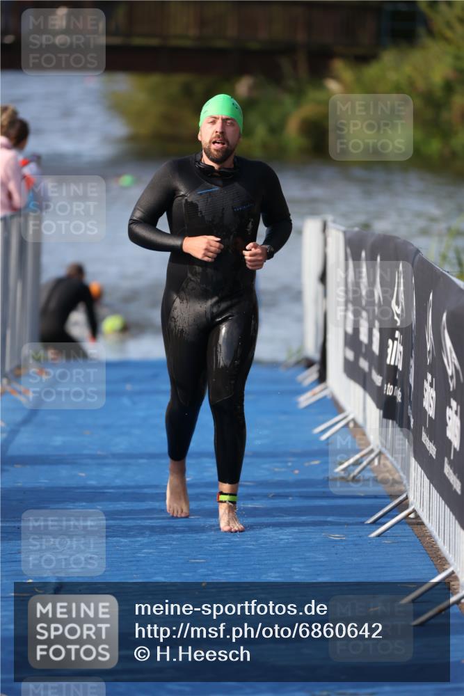 25.08.2024 - Elbe Triathlon Hamburg H.Heesch http://msf.ph/oto/6860642 25.08.2024 09:15:12 Schwimmen 369 meine-sportfotos.de