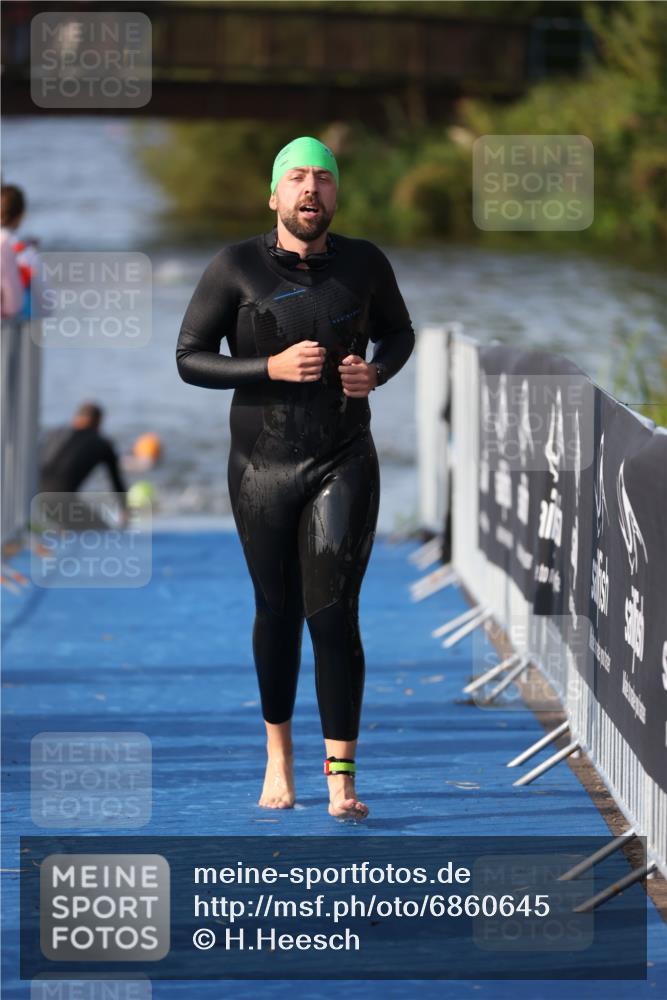 25.08.2024 - Elbe Triathlon Hamburg H.Heesch http://msf.ph/oto/6860645 25.08.2024 09:15:12 Schwimmen 369 meine-sportfotos.de