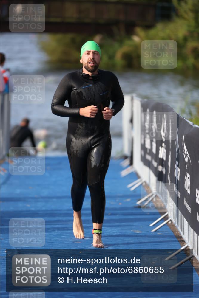 25.08.2024 - Elbe Triathlon Hamburg H.Heesch http://msf.ph/oto/6860655 25.08.2024 09:15:12 Schwimmen 369 meine-sportfotos.de