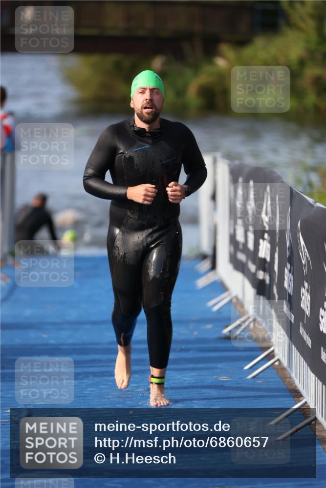 25.08.2024 - Elbe Triathlon Hamburg H.Heesch http://msf.ph/oto/6860657 25.08.2024 09:15:12 Schwimmen 369 meine-sportfotos.de