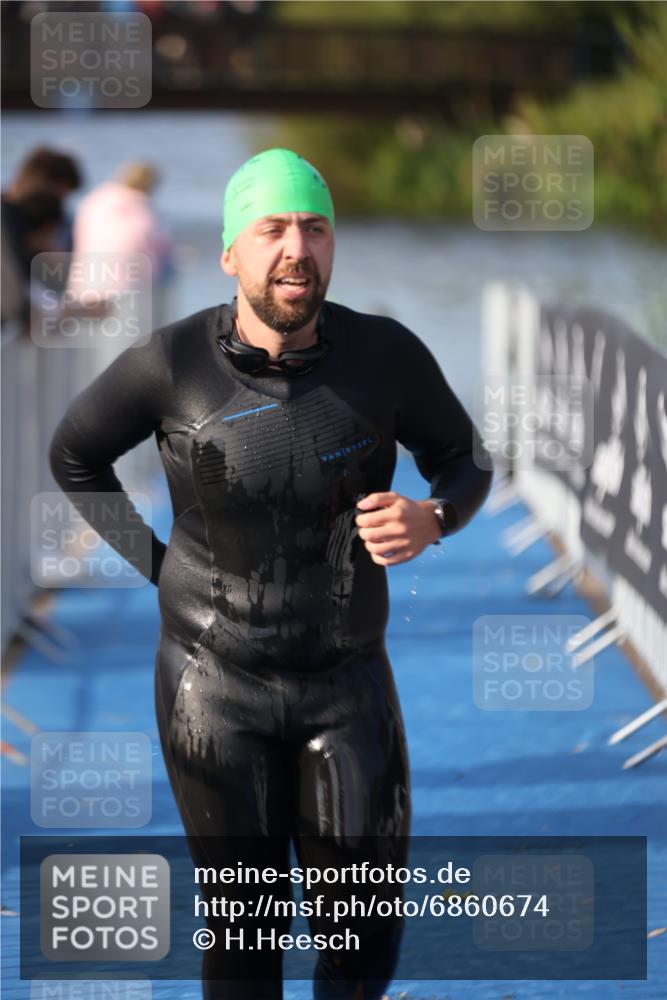 25.08.2024 - Elbe Triathlon Hamburg H.Heesch http://msf.ph/oto/6860674 25.08.2024 09:15:16 Schwimmen 276, 369 meine-sportfotos.de