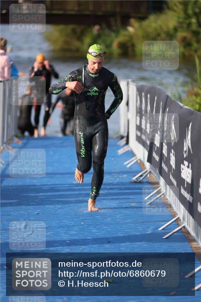 25.08.2024 - Elbe Triathlon Hamburg H.Heesch http://msf.ph/oto/6860679 25.08.2024 09:15:22 Schwimmen 276, 369 meine-sportfotos.de