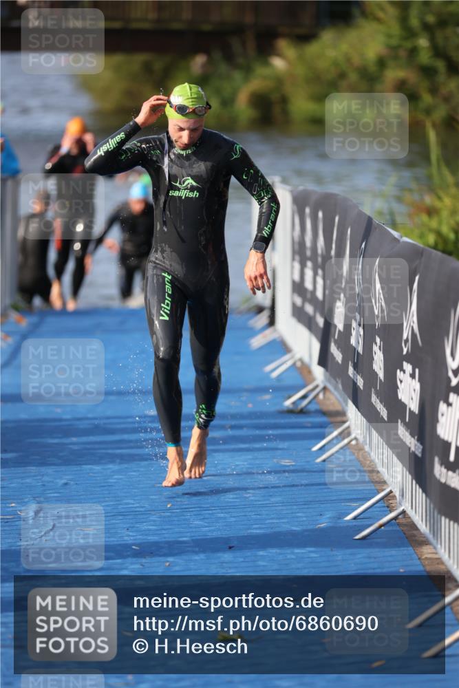 25.08.2024 - Elbe Triathlon Hamburg H.Heesch http://msf.ph/oto/6860690 25.08.2024 09:15:22 Schwimmen 276, 369 meine-sportfotos.de