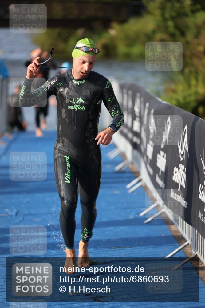 25.08.2024 - Elbe Triathlon Hamburg H.Heesch http://msf.ph/oto/6860693 25.08.2024 09:15:23 Schwimmen 276, 369 meine-sportfotos.de