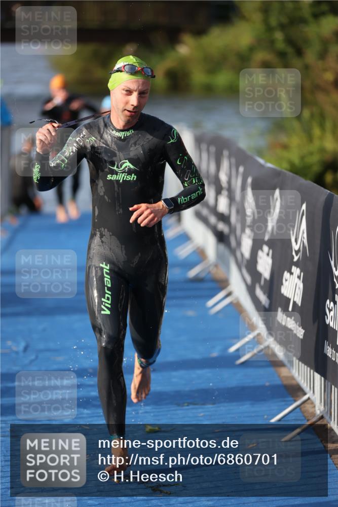 25.08.2024 - Elbe Triathlon Hamburg H.Heesch http://msf.ph/oto/6860701 25.08.2024 09:15:24 Schwimmen 276, 369 meine-sportfotos.de