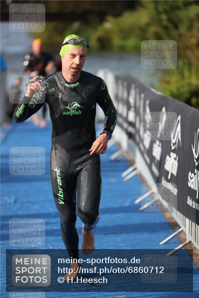 25.08.2024 - Elbe Triathlon Hamburg H.Heesch http://msf.ph/oto/6860712 25.08.2024 09:15:24 Schwimmen 276, 369 meine-sportfotos.de