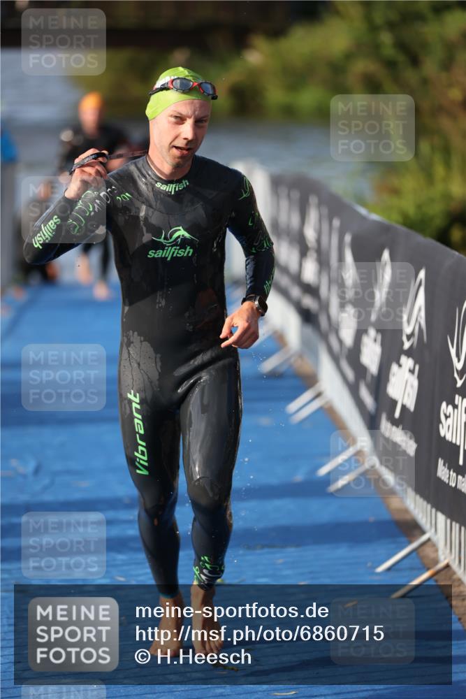 25.08.2024 - Elbe Triathlon Hamburg H.Heesch http://msf.ph/oto/6860715 25.08.2024 09:15:24 Schwimmen 276, 369 meine-sportfotos.de