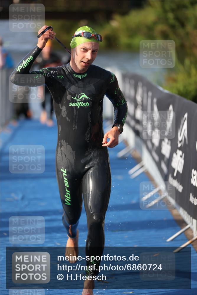 25.08.2024 - Elbe Triathlon Hamburg H.Heesch http://msf.ph/oto/6860724 25.08.2024 09:15:24 Schwimmen 276, 369 meine-sportfotos.de