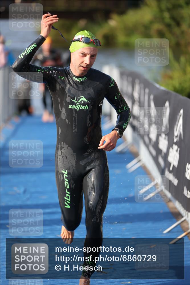 25.08.2024 - Elbe Triathlon Hamburg H.Heesch http://msf.ph/oto/6860729 25.08.2024 09:15:24 Schwimmen 276, 369 meine-sportfotos.de