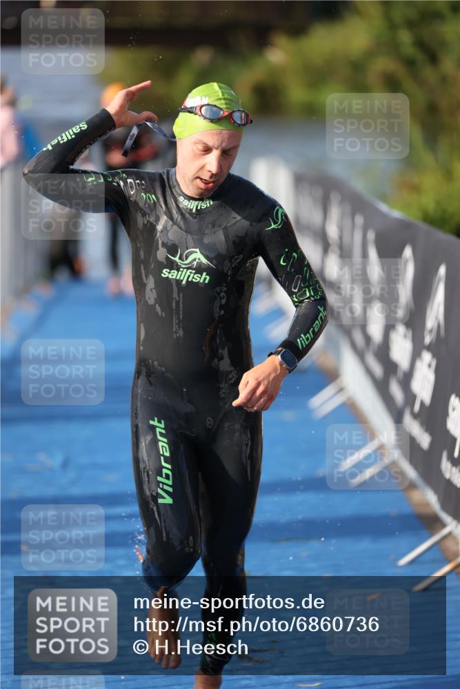 25.08.2024 - Elbe Triathlon Hamburg H.Heesch http://msf.ph/oto/6860736 25.08.2024 09:15:24 Schwimmen 276, 369 meine-sportfotos.de