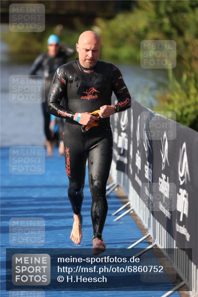 25.08.2024 - Elbe Triathlon Hamburg H.Heesch http://msf.ph/oto/6860752 25.08.2024 09:15:28 Schwimmen 276, 369, 409, 426 meine-sportfotos.de