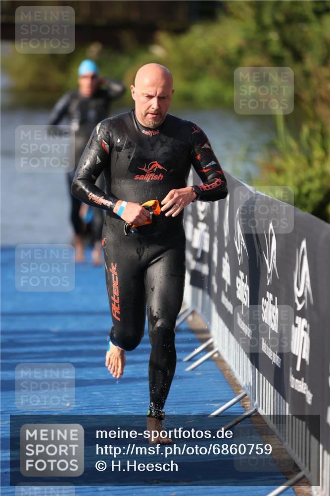 25.08.2024 - Elbe Triathlon Hamburg H.Heesch http://msf.ph/oto/6860759 25.08.2024 09:15:28 Schwimmen 276, 369, 409, 426 meine-sportfotos.de