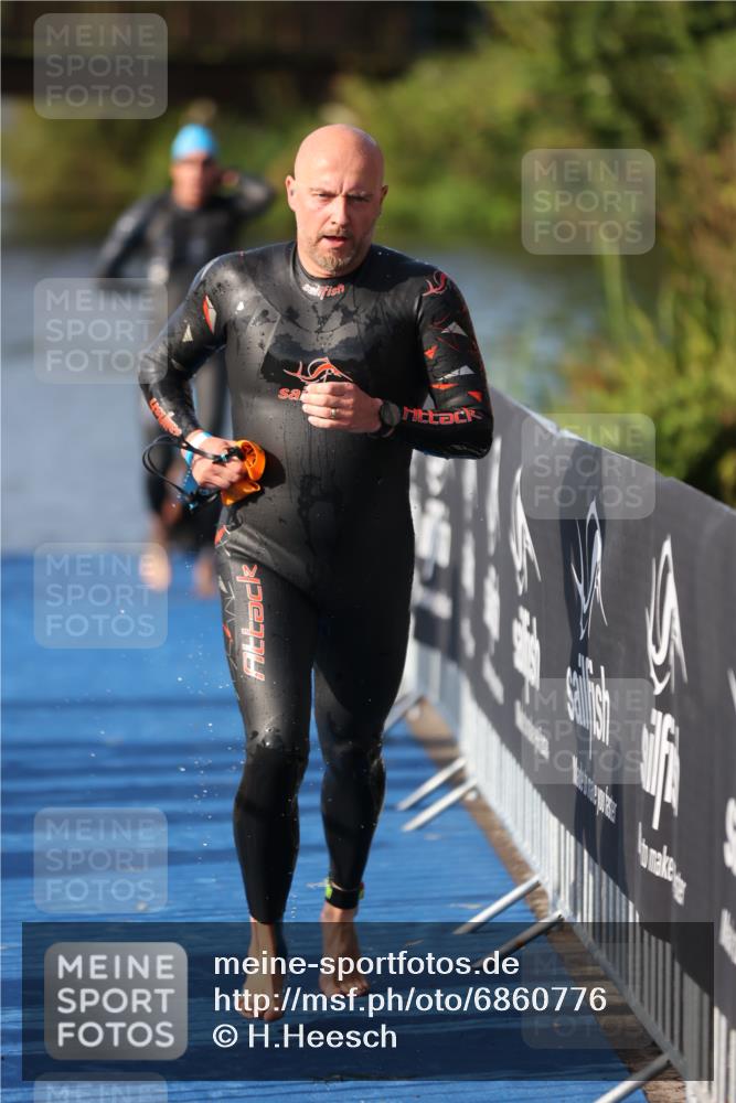 25.08.2024 - Elbe Triathlon Hamburg H.Heesch http://msf.ph/oto/6860776 25.08.2024 09:15:28 Schwimmen 276, 369, 409, 426 meine-sportfotos.de