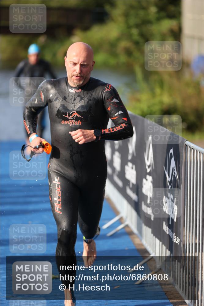 25.08.2024 - Elbe Triathlon Hamburg H.Heesch http://msf.ph/oto/6860808 25.08.2024 09:15:29 Schwimmen 276, 369, 409, 426 meine-sportfotos.de