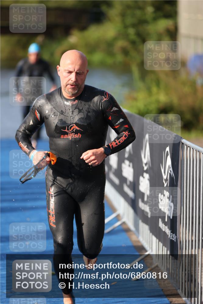 25.08.2024 - Elbe Triathlon Hamburg H.Heesch http://msf.ph/oto/6860816 25.08.2024 09:15:29 Schwimmen 276, 369, 409, 426 meine-sportfotos.de