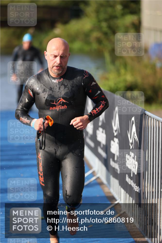 25.08.2024 - Elbe Triathlon Hamburg H.Heesch http://msf.ph/oto/6860819 25.08.2024 09:15:29 Schwimmen 276, 369, 409, 426 meine-sportfotos.de