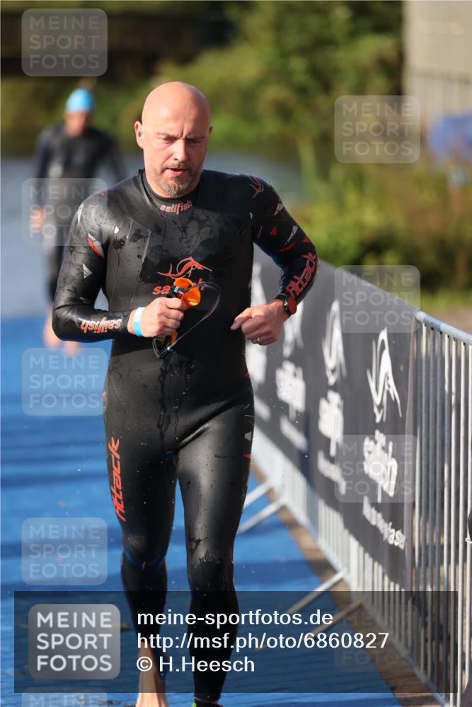 25.08.2024 - Elbe Triathlon Hamburg H.Heesch http://msf.ph/oto/6860827 25.08.2024 09:15:29 Schwimmen 276, 369, 409, 426 meine-sportfotos.de