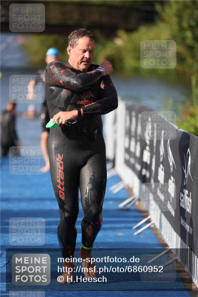 25.08.2024 - Elbe Triathlon Hamburg H.Heesch http://msf.ph/oto/6860952 25.08.2024 09:15:56 Schwimmen 363, 372, 409, 426 meine-sportfotos.de